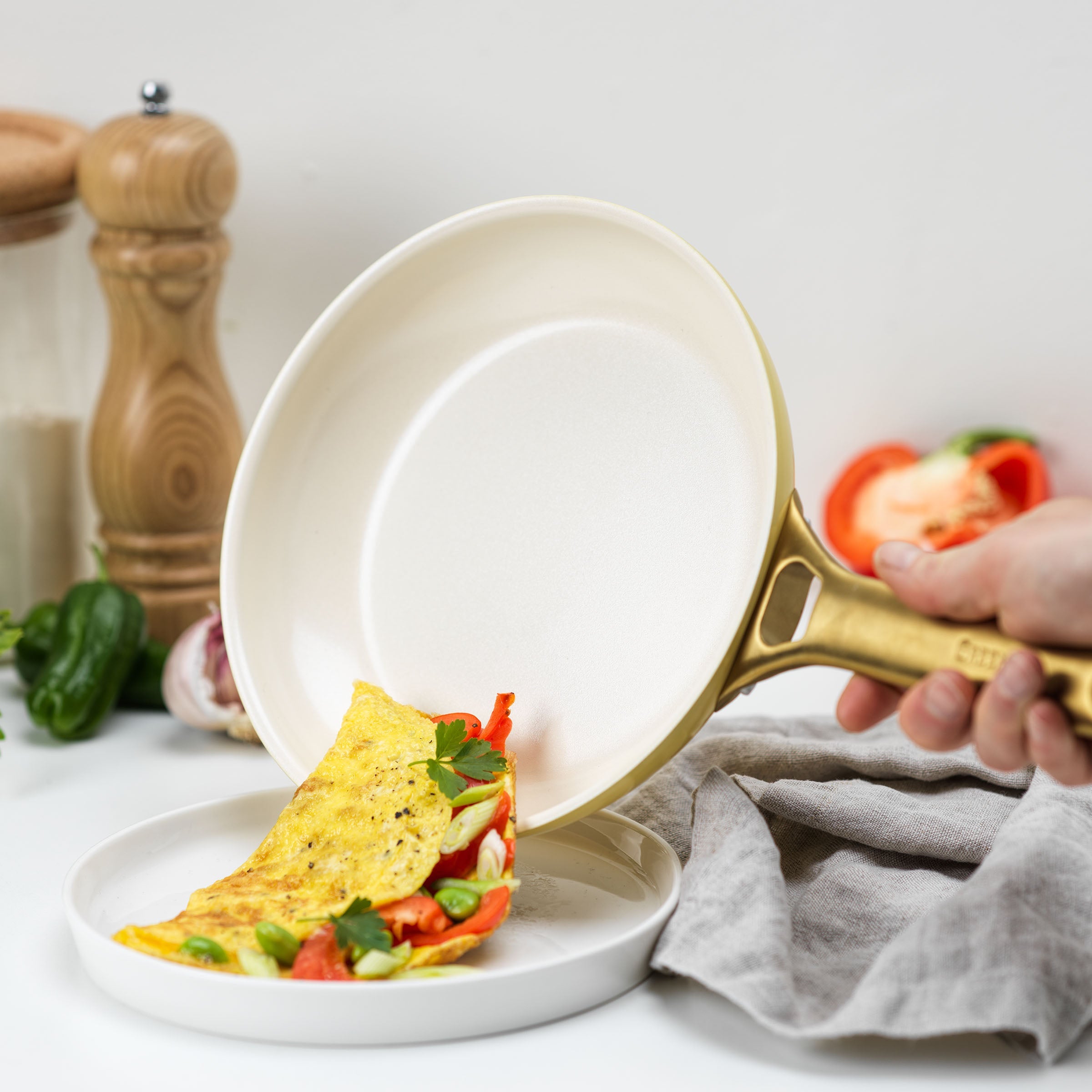 Padova Reserve Sunshine Yellow 2-delige pannenset 20+28cm braadpan met eten